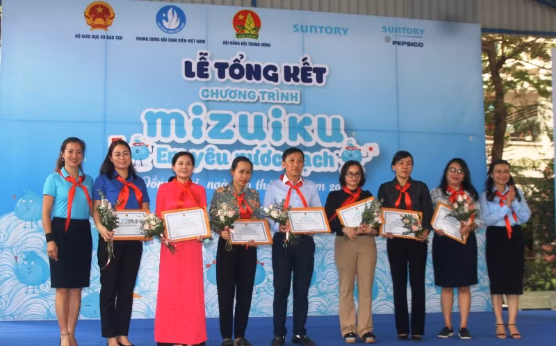 Ban tổ chức trao chứng nhận cho các trường tham gia chương trình năm 2020.