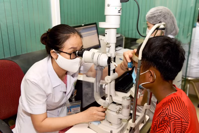 Hơn 120 học sinh nghèo, mồ côi người dân tộc thiểu số đã được khám bệnh miễn phí.