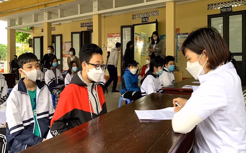 Rà soát thông tin trước khi tiêm cho trẻ.