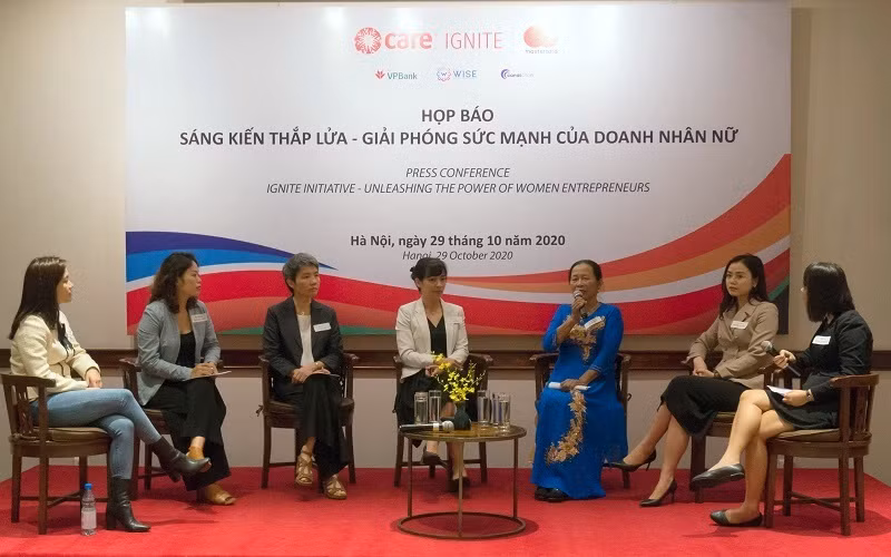Đại diện doanh nhân nữ chia sẻ câu chuyện thành công của doanh nghiệp do phụ nữ làm chủ tại lễ công bố sáng kiến “Thắp lửa”. 