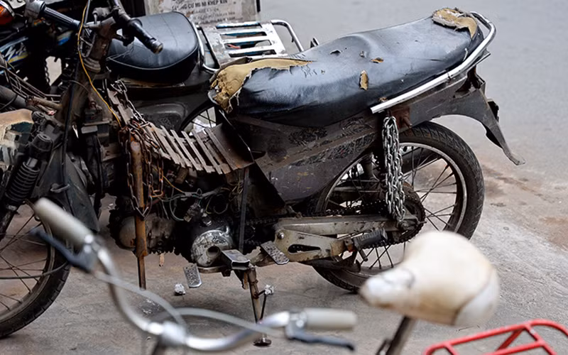 Xe máy “đồng nát” tung hoành trên đường phố Hà Nội -0
