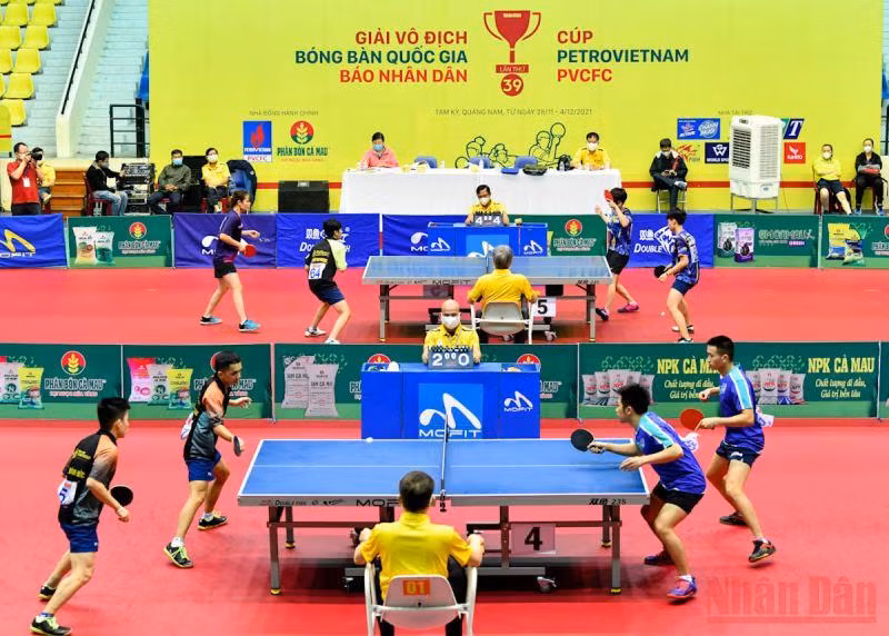 Đúng 19 giờ, hai trận chung kết đôi nam và đôi nữ đã chính thức diễn ra tại Nhà thi đấu Thể dục thể thao tỉnh Quảng Nam.