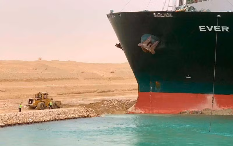 Toàn cảnh sự cố siêu tàu mắc kẹt trên kênh đào Suez