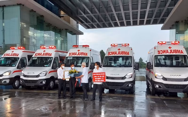 Công ty Cổ phần Hưng Thịnh trao tặng 5 xe cứu thương cho tỉnh Bình Dương.