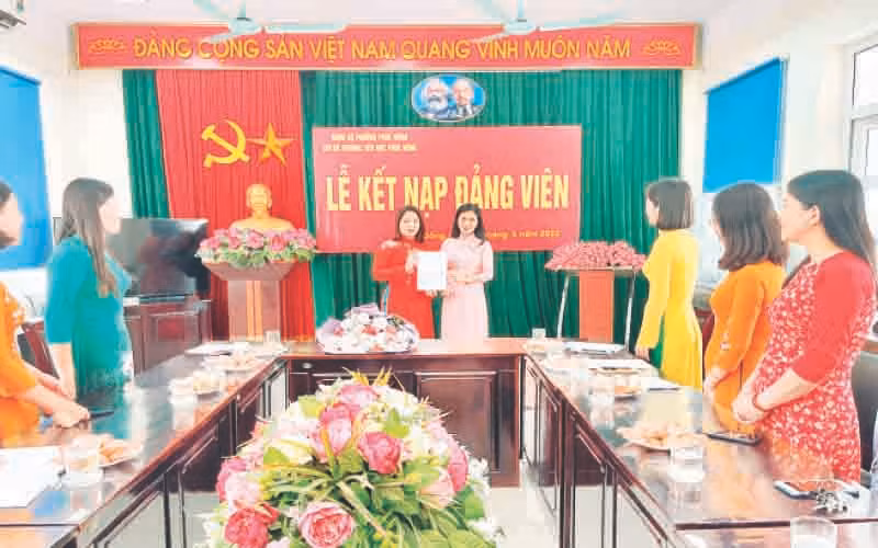 Lễ kết nạp đảng viên mới tại Chi bộ Trường tiểu học Phúc Đồng, phường Phúc Đồng, quận Long Biên. (Ảnh HỒNG HẠNH)