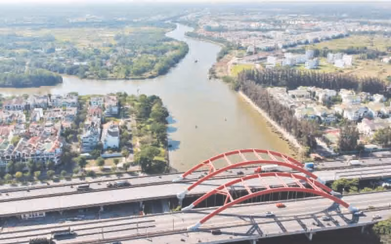 Thành phố Hồ Chí Minh cần thu hút nhiều nguồn lực FDI để cải thiện hạ tầng kỹ thuật và xã hội. Trong ảnh: Một góc khu Nam thành phố.