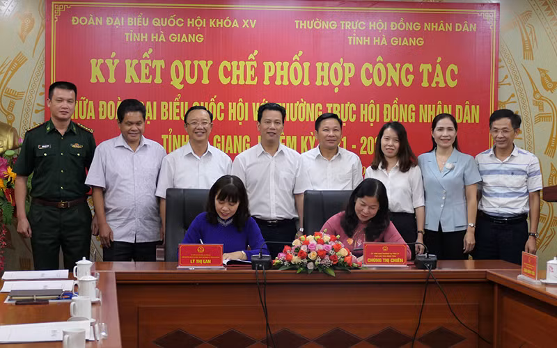 Đoàn Đại biểu Quốc hội khóa 15 tỉnh Hà Giang và Thường trực Hội đồng Nhân dân tỉnh Hà Giang ký kết quy chế phối hợp công tác.