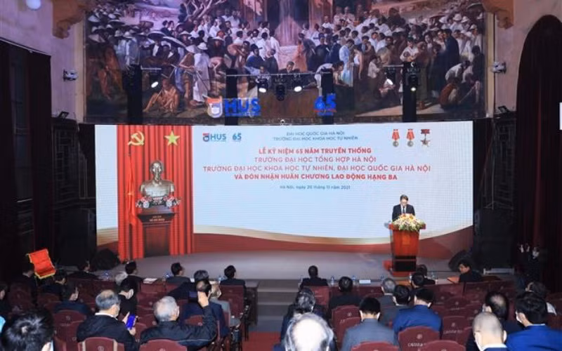 Trường đại học Khoa học Tự nhiên (Đại học Quốc gia Hà Nội) tổ chức Lễ kỷ niệm 65 năm truyền thống và đón nhận Huân chương Lao động hạng Ba, ngày 20/11/2021. (Ảnh: Tuấn Anh/TTXVN)