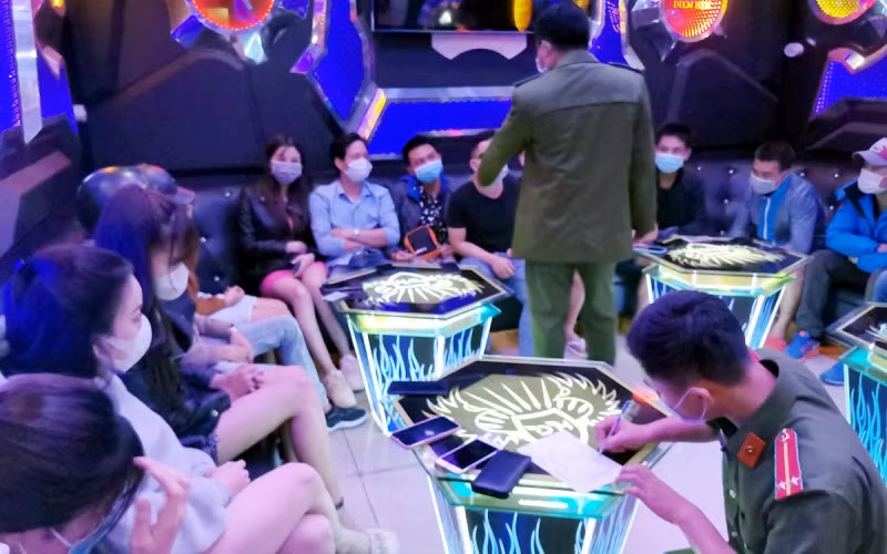 Lực lượng chức năng làm việc với các trường hợp tại karaoke Điểm hẹn.