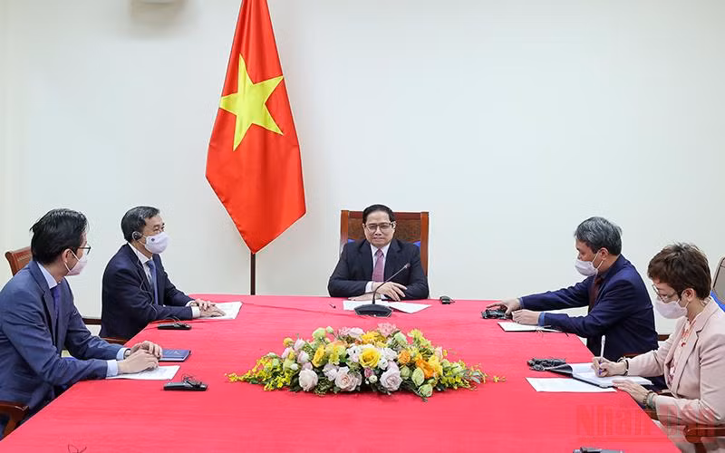 Thủ tướng Phạm Minh Chính điện đàm với Giám đốc điều hành Chương trình COVAX Aurelia Nguyen. (Ảnh: NHẬT BẮC)
