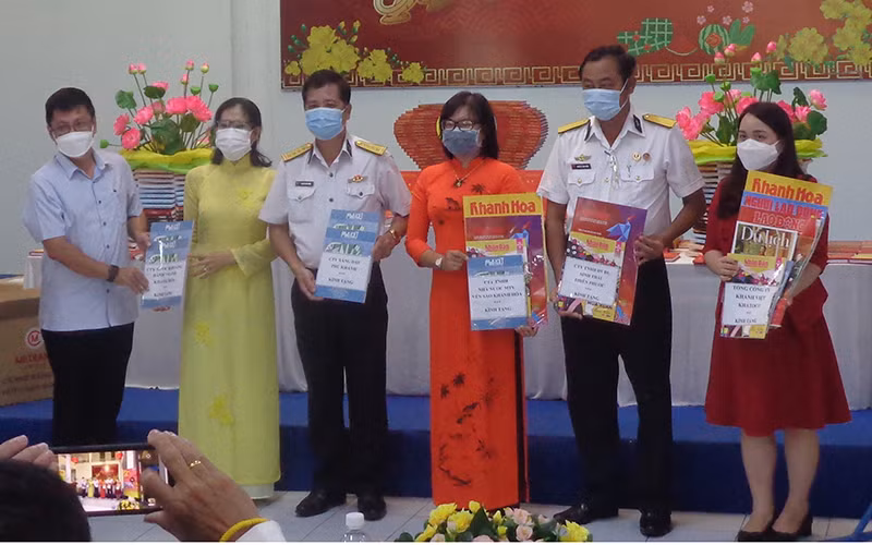 Các đơn vị gửi tặng ấn phẩm báo chí Xuân Nhâm Dần 2022 tới quân và dân Trường Sa.