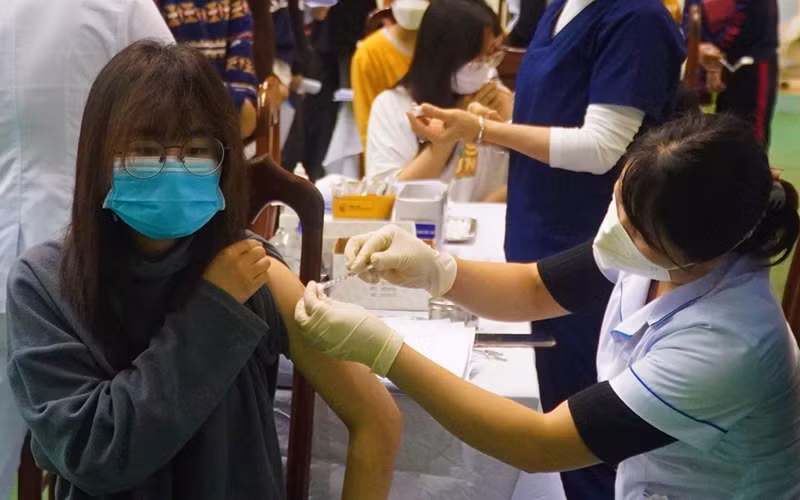 Tiêm vaccine mũi 2 cho người từ 12 đến 17 tuổi.