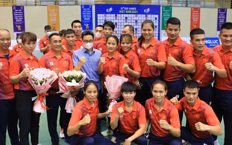 Phó Thủ tướng Vũ Đức Đam động viên Đoàn thể thao Việt Nam môn Kickboxing.