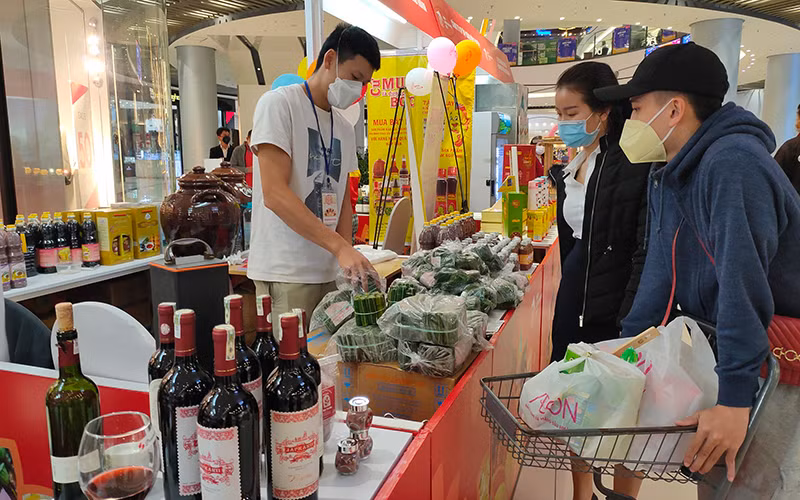 Người dân mua sắm tại siêu thị. Ảnh: BẢO MINH
