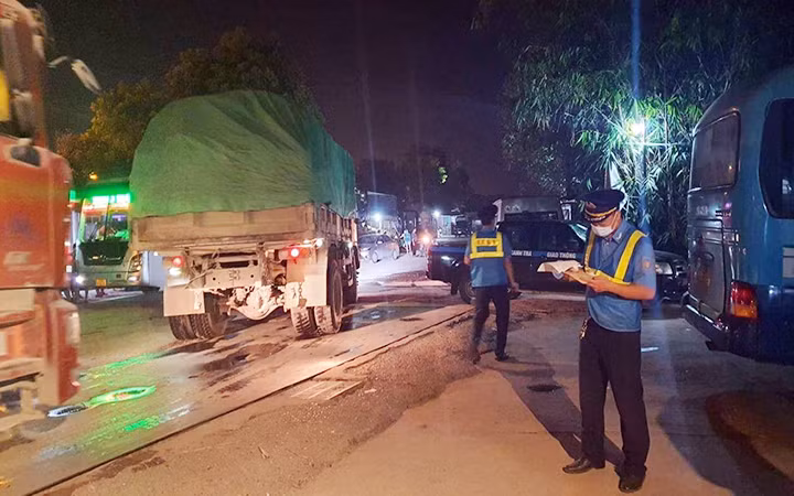 Tổ công tác liên ngành quận Hoàng Mai (Hà Nội) kiểm tra, xử lý xe quá tải trên địa bàn.