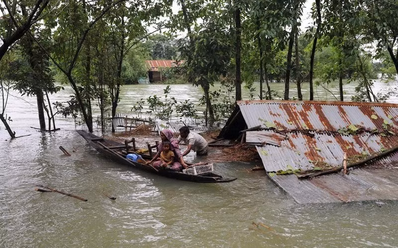 Người dân Bangladesh đi sơ tán sau trận lũ quét ở thành phố Sylhet, Bangladesh, ngày 19/6/2022. (Ảnh: REUTERS)