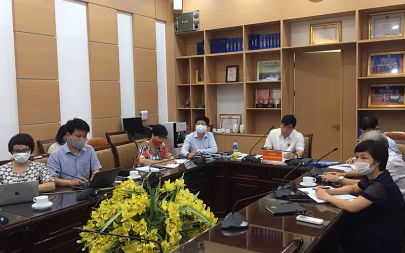 Các chuyên gia đầu ngành hội chẩn từ xa. 
