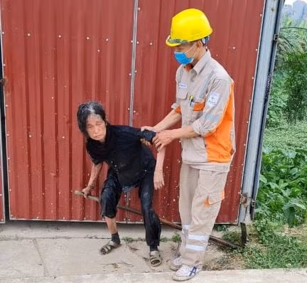 Anh Nguyễn Trung Quyết và cụ bà Nguyễn Thị Tý.