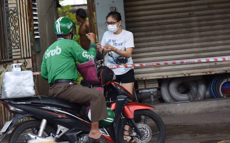 Đồng Nai ưu tiên tiêm hai mũi vaccine phòng Covid-19 cho shipper và lái xe -0