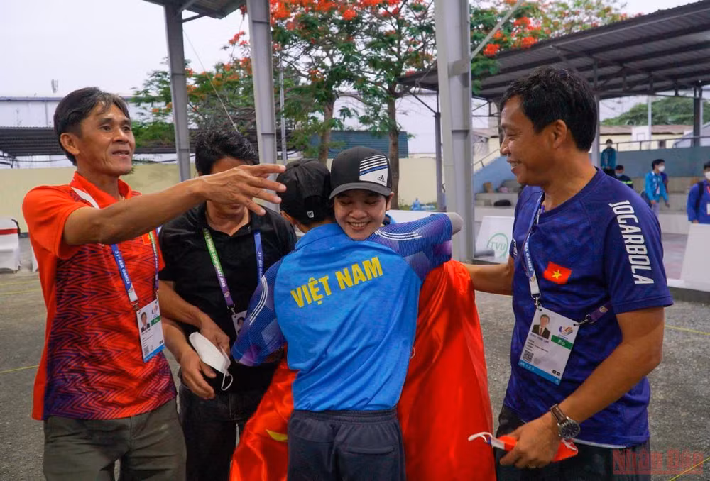 Huy chương Vàng Bi sắt nữ: Từng bỏ thi đấu đi làm công nhân -0