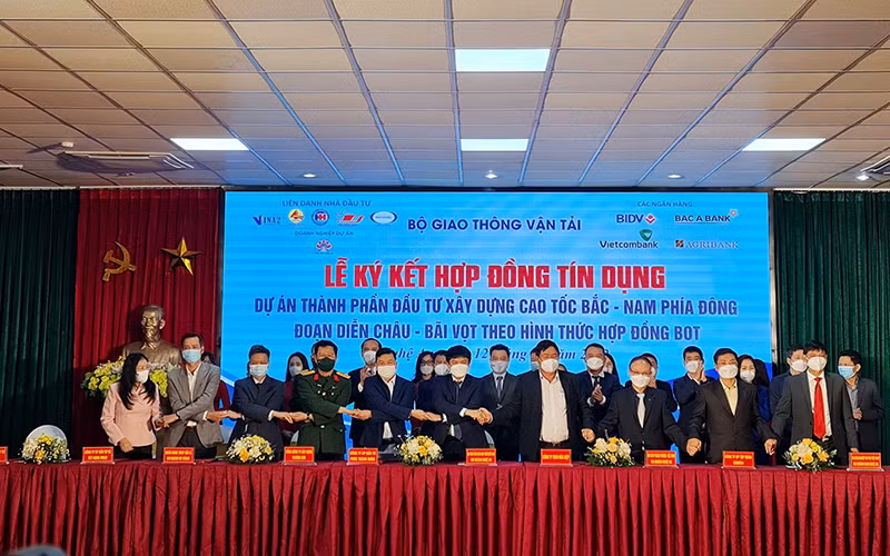 Lễ ký kết Hợp đồng tín dụng Dự án thành phần đầu tư xây dựng đoạn Diễn Châu-Bãi Vọt.