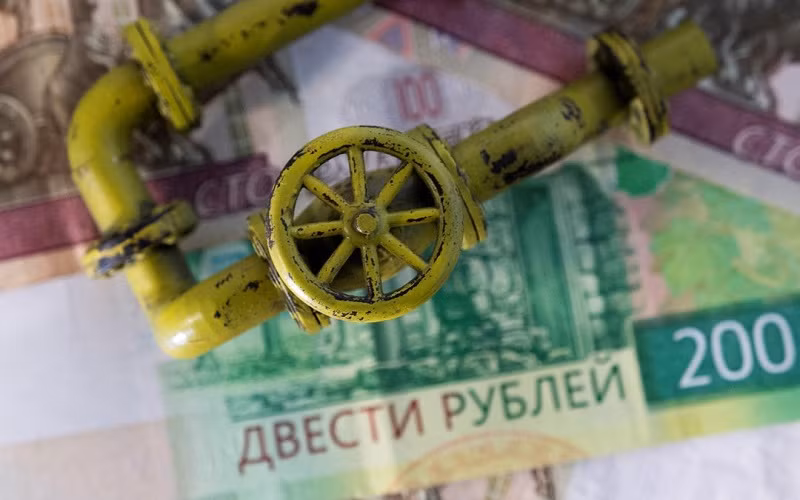 Đồng ruble của Nga và mô hình đường ống dẫn khí đốt. (Ảnh: Reuters)