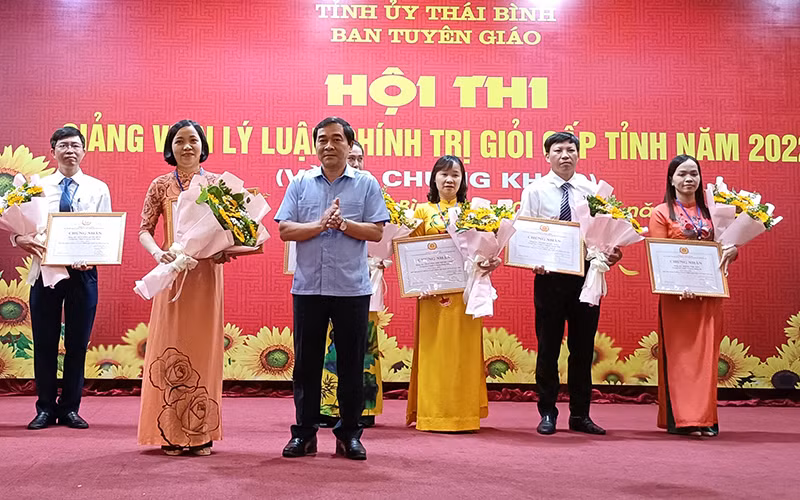 Đồng chí Nguyễn Tiến Thành, Phó Bí thư Thường trực Tỉnh ủy Thái Bình trao giải Nhất cho thí sinh Nguyễn Thị Hương Thu.