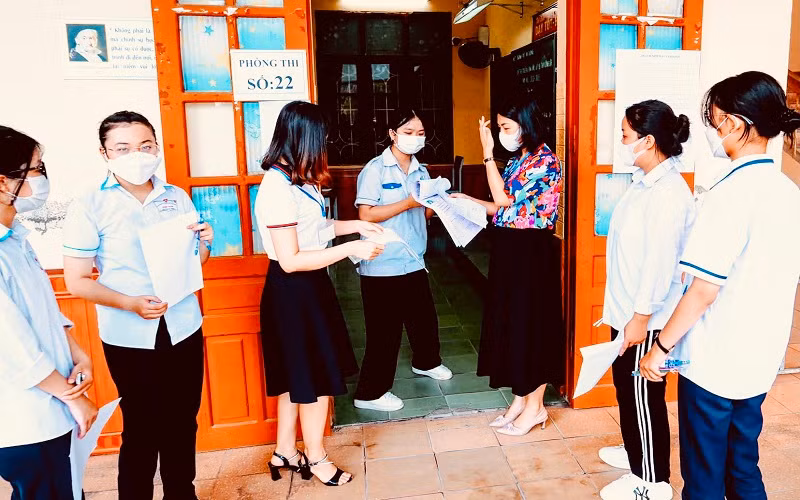 Các thí sinh tham dự kỳ thi tuyển sinh vào lớp 10 trung học phổ thông sáng 8/6, tại Hải Phòng.