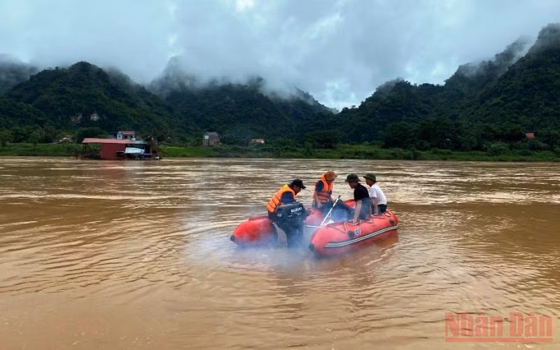 Nhân lực cùng phương tiện tìm kiếm nạn nhân đuối nước trên sông Mã.