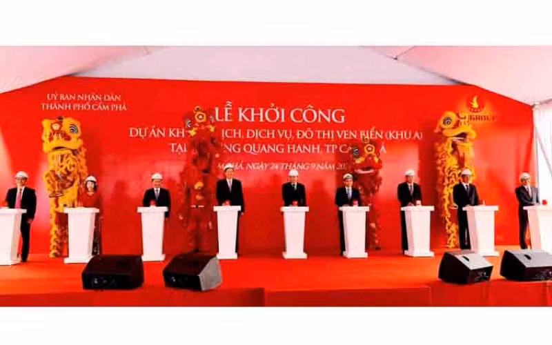 Các đại biểu ấn nút khỏi công dự án.
