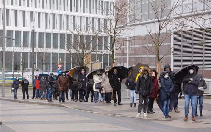 Người dân chờ tiêm vaccine ngừa Covid-19 tại Frankfurt am Main (Đức). (Ảnh: AFP/TTXVN)