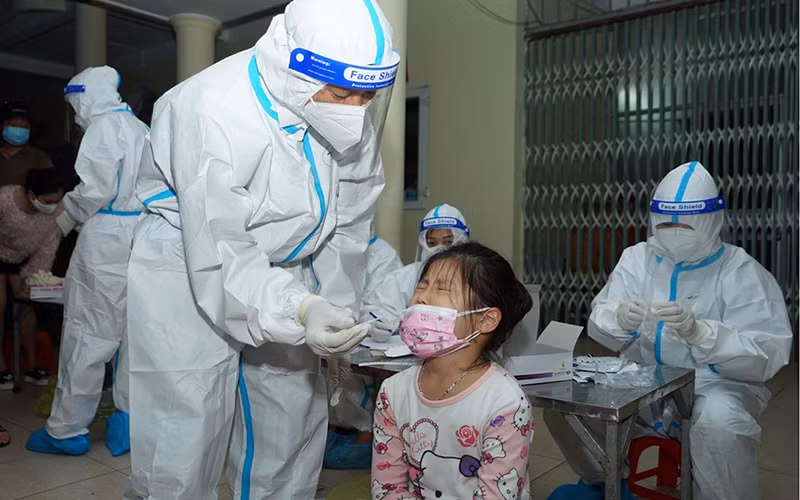Thần tốc xét nghiệm cho người dân trong vùng phong tỏa.