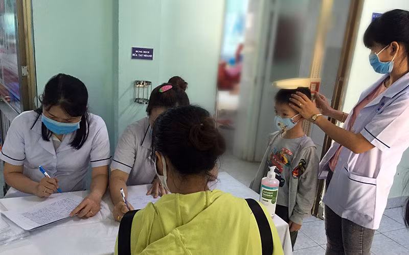 Trẻ được đo chiều cao để bác sĩ đánh giá sự tăng trưởng khi phụ huynh đưa trẻ đến khám.