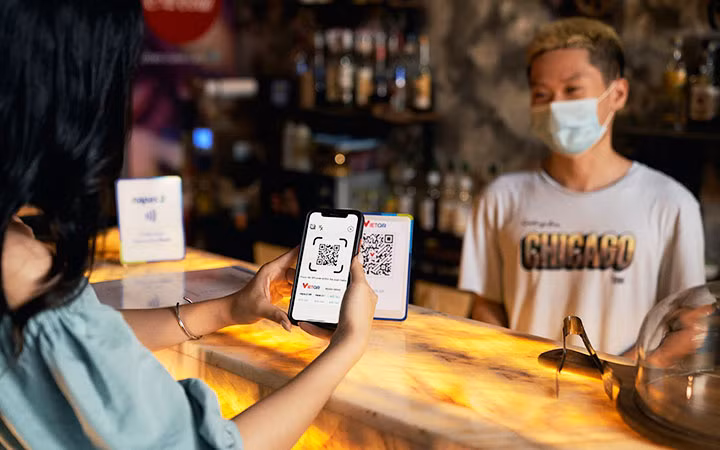 Người dân thực hiện thanh toán qua app của ngân hàng được miễn phí giao dịch.