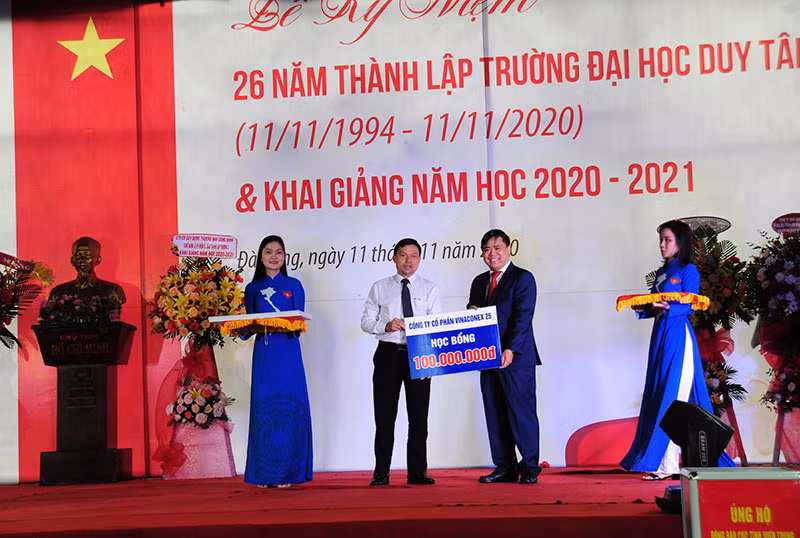 Nhiều doanh nghiệp hỗ trợ học bổng cho sinh viên ĐH Duy Tân sáng 11-11.
