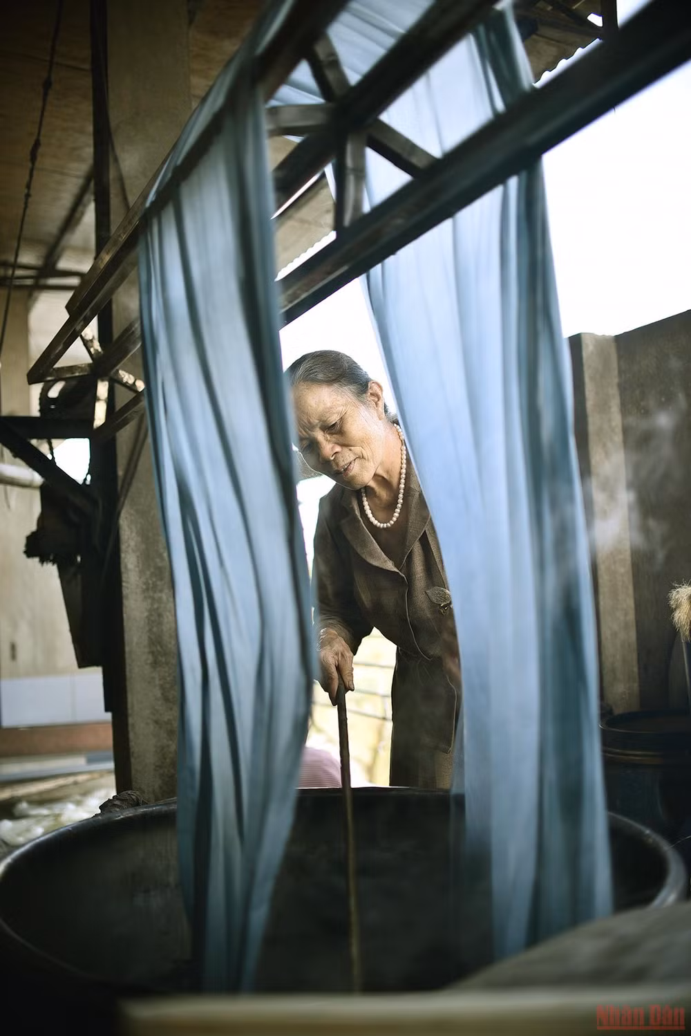 Tấm lụa to tằm dệt nên truyền thống -0