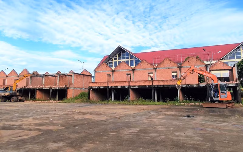 Lực lượng chức năng tiến hành cưỡng chế, tháo dỡ công trình vi phạm tại chợ trung tâm TP Bảo Lộc.