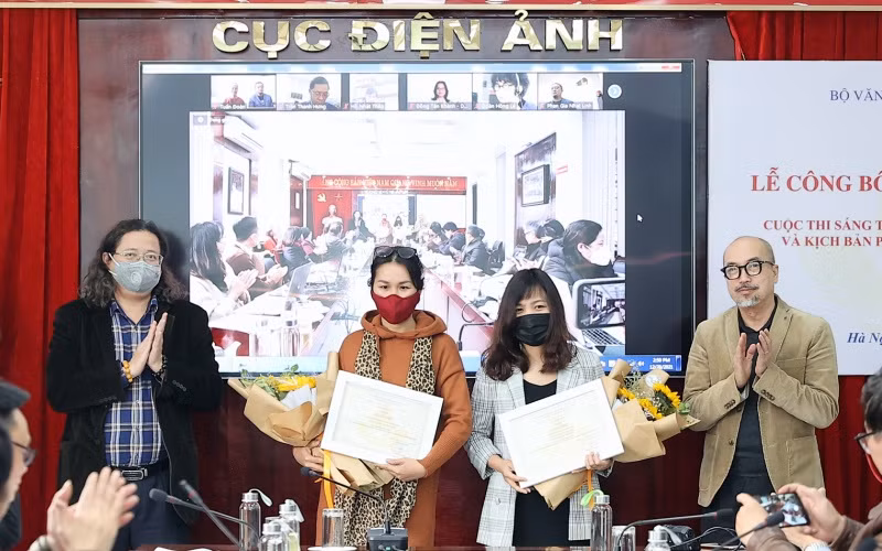 Các tác giả đoạt giải nhì kịch bản phim hoạt hình nhận giải thưởng.