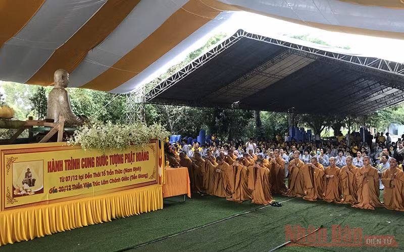 Lễ đón tôn tượng Phật Hoàng tại Thiền viện Trúc Lâm Chánh Giác.