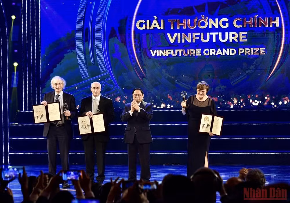Thủ tướng trao giải thưởng VinFuture cho ba nhà khoa học phát minh công nghệ mRNA. Ảnh: TRẦN HẢI