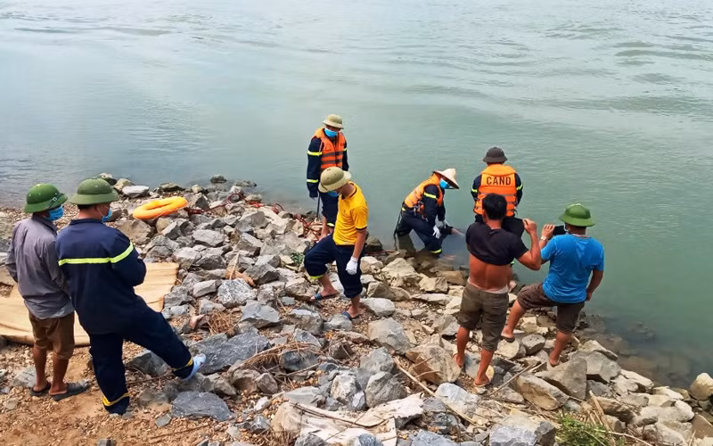 Lực lượng chức năng đã tìm thấy, vớt thi thể nạn nhân bị đuối nước.