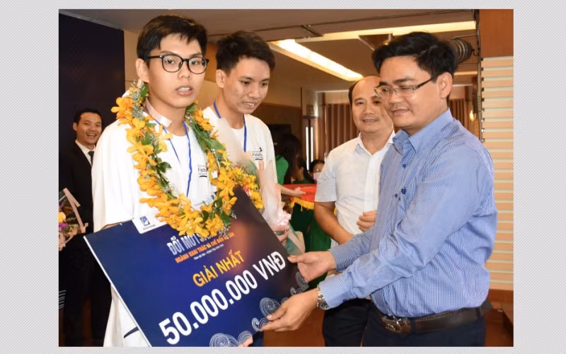 Hai học sinh giành giải Nhất Cuộc thi “Đổi mới sáng tạo ngành khai thác và chế biến hải sản năm 2020”.