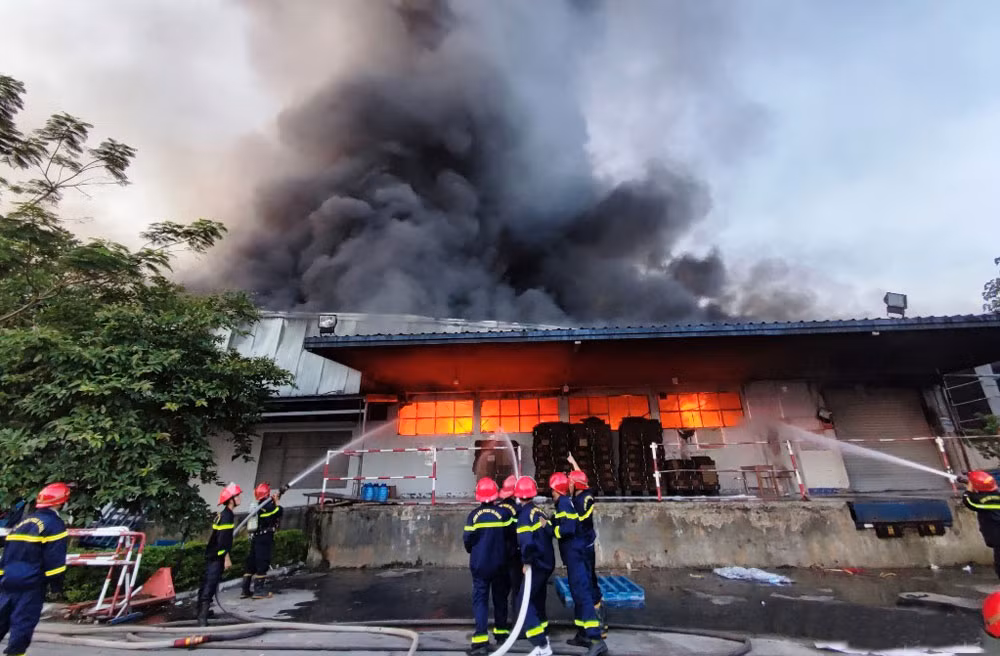 Cháy lớn tại Nhà máy dệt may Scavi Huế -0