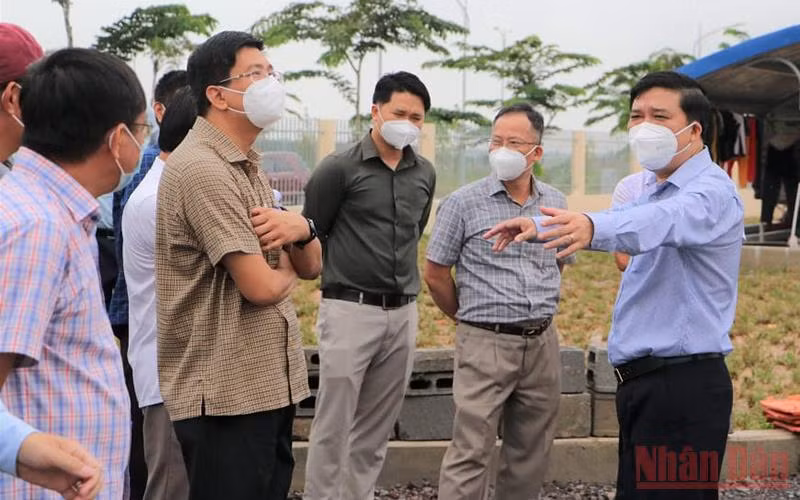 Giám đốc Sở Kế hoạch và Đầu tư Đồng Nai (phải) kiểm tra tiến độ xây dựng khu tái định cư Lộc An - Bình Sơn (dự án Cảng hàng không quốc tế Long Thành).