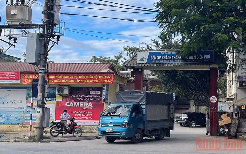 Dù vận tải khách được hoạt động trở lại song tại Bến xe khách thành phố Điện Biên Phủ vẫn thưa vắng người, xe.