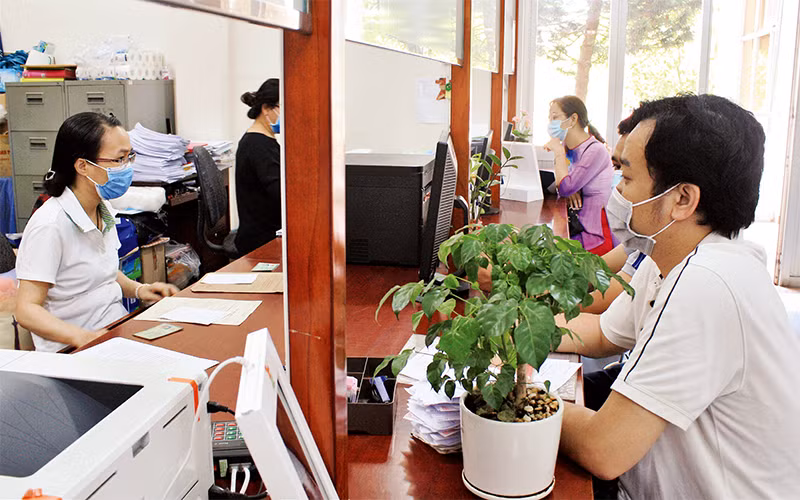 Giải quyết thủ tục hành chính cho người dân tại quận Tân Phú. Ảnh: Anh Tuấn