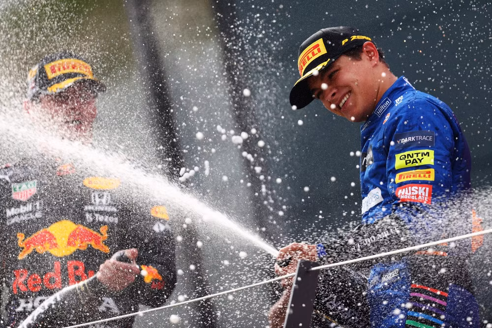 Max Verstappen vô địch giữa sắc cam -0