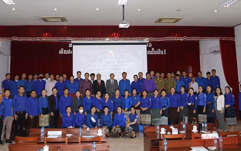 Đại sứ Nguyễn Bá Hùng cùng các đại biểu tham dự cuộc tọa đàm ngày 16/6. (Ảnh: Xuân Sơn)