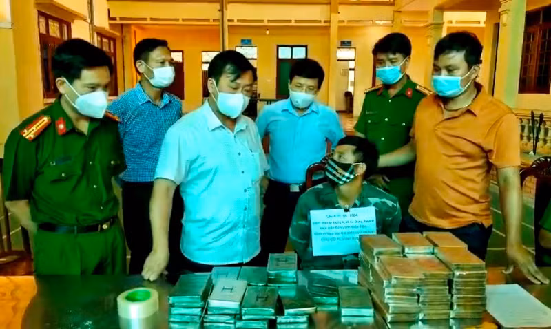 Đồng chí Vừ A Bằng, Phó Chủ tịch UBND tỉnh Điện Biên cùng lãnh đạo Công an tỉnh Điện Biên hỏi cung đối tượng Lầu A Di khi bị bắt giữ. 