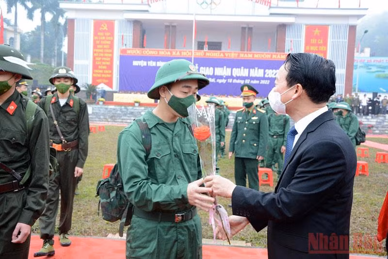 Ủy viên Trung ương, Bí thư Tỉnh ủy Yên Bái Đỗ Đức Duy, tặng hoa chúc mừng tân binh lên đường nhập ngũ tại huyện Yên Bình, tỉnh Yên Bái.